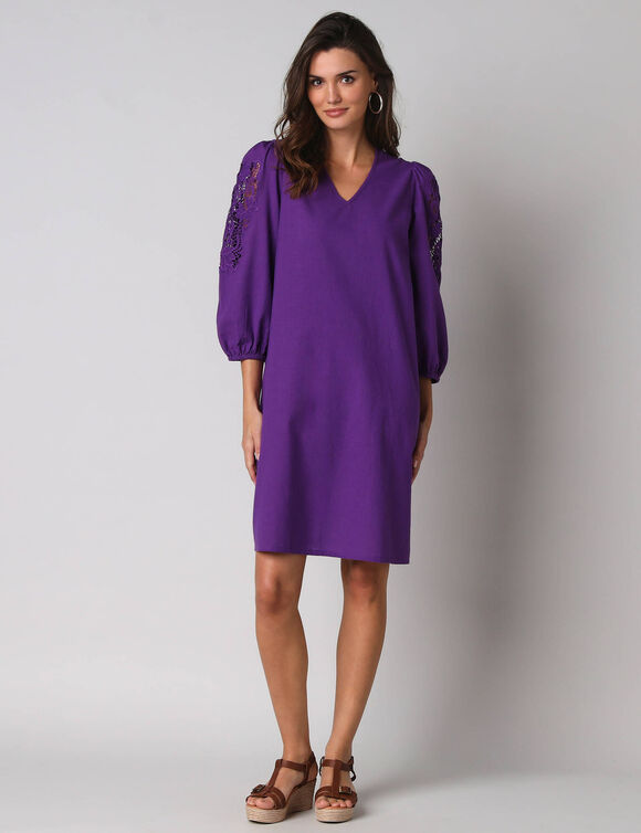 Robe courte col V, manches bouffantes &agrave; broderies ajour&eacute;es (paars)