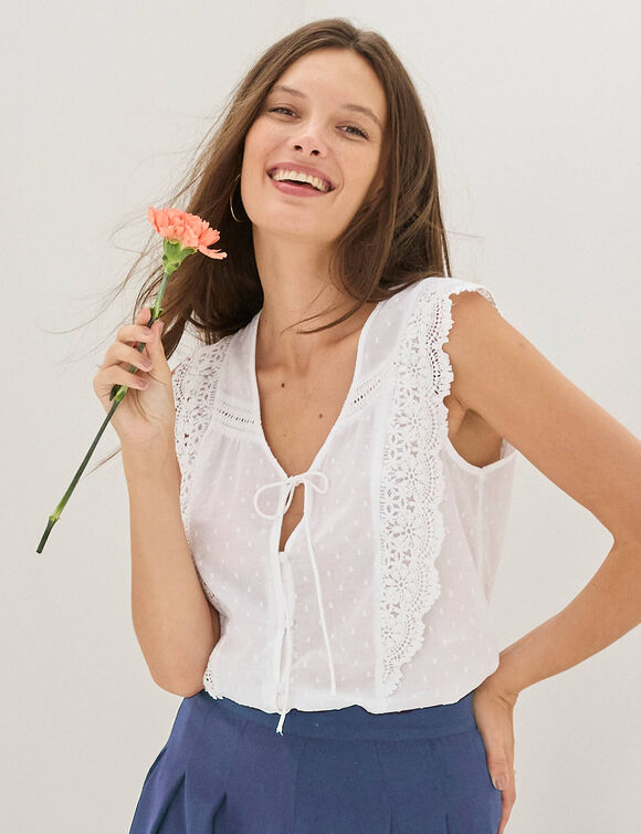 Chemisier plumetis et macram&eacute; sans manches (blanc)