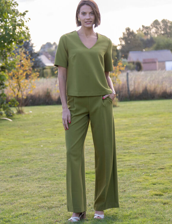 Soepelvallende blouse met V-hals en korte mouwen, effen (mosgroen)