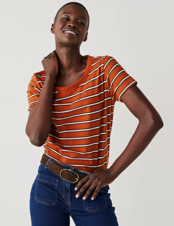 T-shirt ray&eacute; en fils teints col rond, manches courtes (caramel / &eacute;cru)
