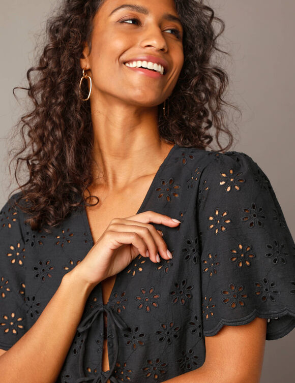 Blouse à nouettes, broderie anglaise (noir)