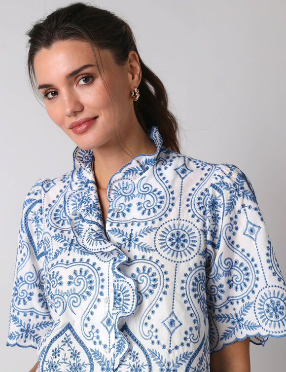 Chemisier brod&eacute; col volant&eacute;, manches coudes (ecru / blauw)