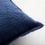 Coussin carr&eacute; en velours, motif feuillage reli&eacute;f&eacute; (bleu marine)