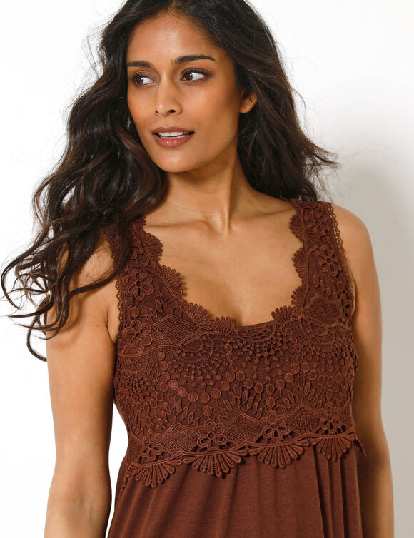 Robe &agrave; plastron macram&eacute; (chocolat)