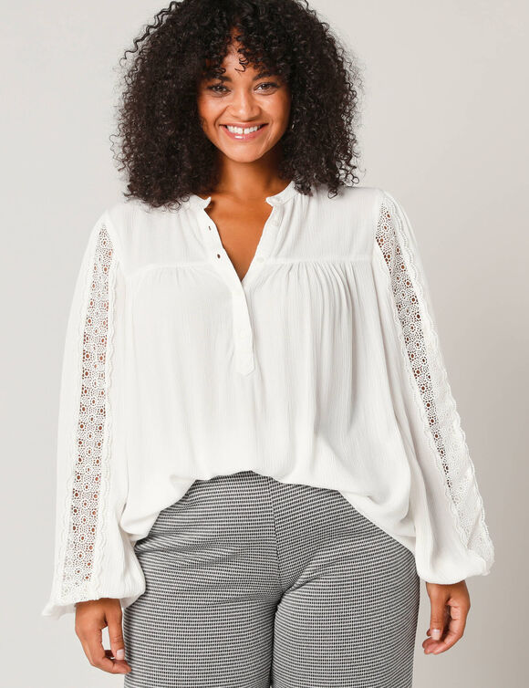 Blouse col officier macramé, crépon fluide (blanc cassé)