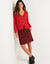 Vest met V-hals, knoopsluiting en asymmetrische onderkant (rood)