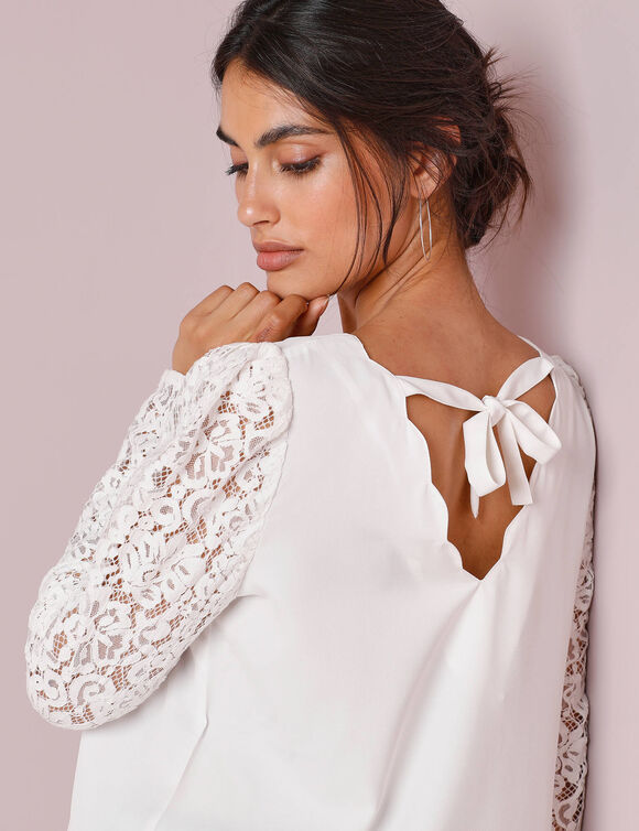 Blouse d&eacute;collet&eacute; festonn&eacute; dos, manches dentelle (&eacute;cru)