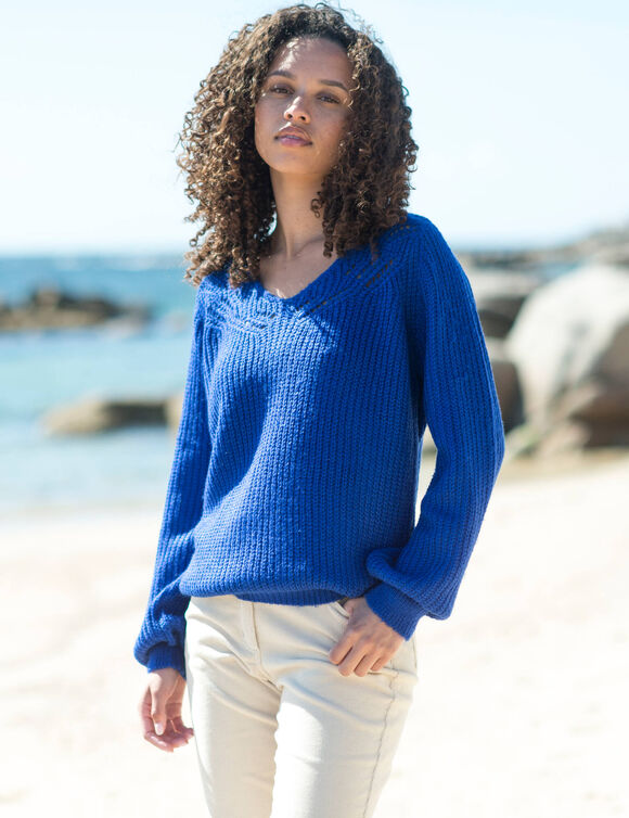 Pull  col V maille anglaise ajourée (bleu dur)