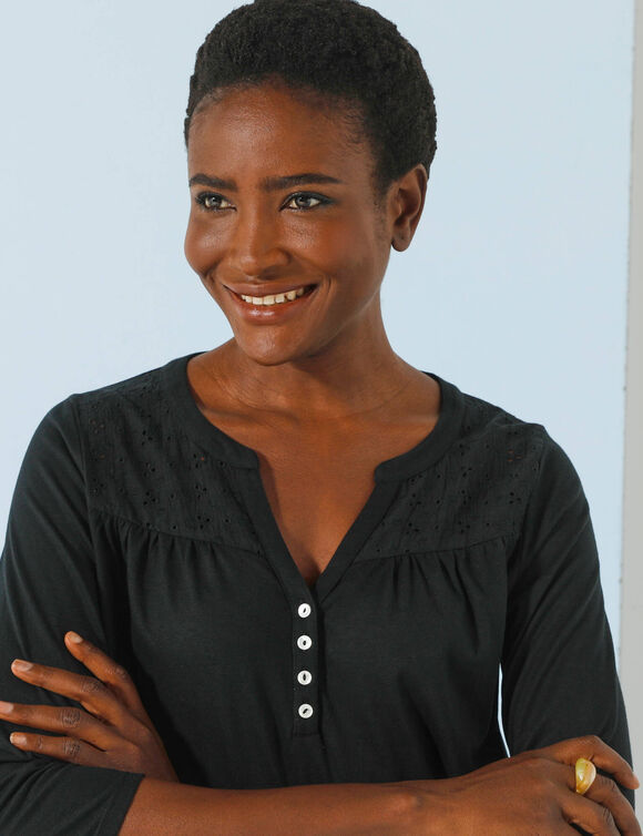 T-shirt col tunisien manches 3/4, broderie anglaise (noir)
