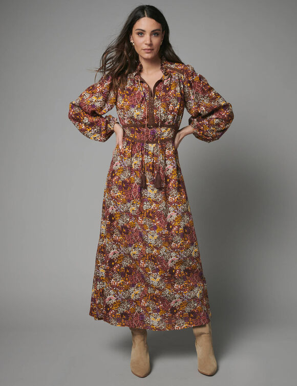 Lange jurk met floraal bedrukking en macram&eacute;-afwerking (chocolade / paars)