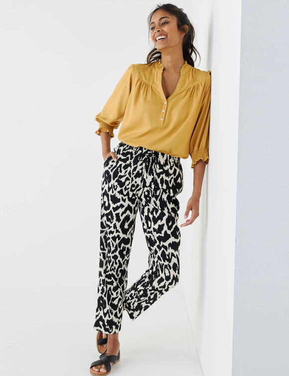 Blouse unie col tunisien, manches coudes smock&eacute;es (curry)