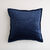 Coussin carr&eacute; en velours, motif feuillage reli&eacute;f&eacute; (bleu marine)