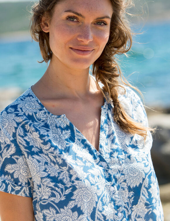 Blouse manches courtes, imprimé fleuri (bleu / blanc)