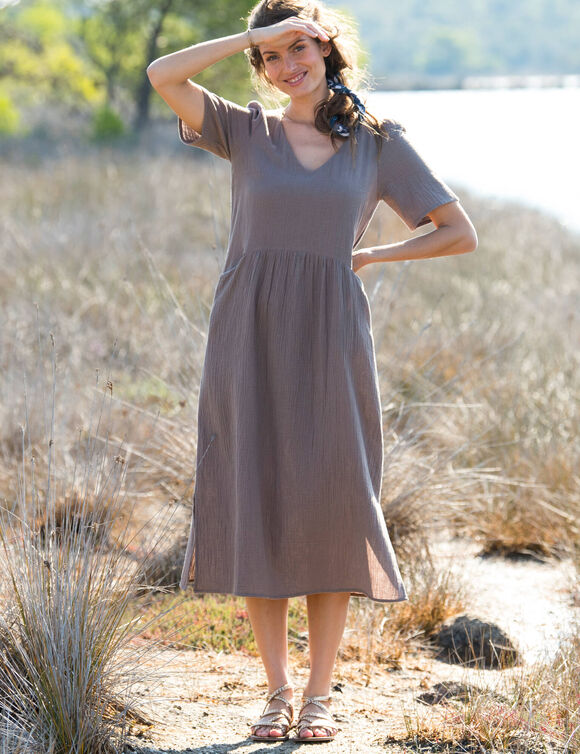Robe longue unie col V, gaze de coton (taupe)
