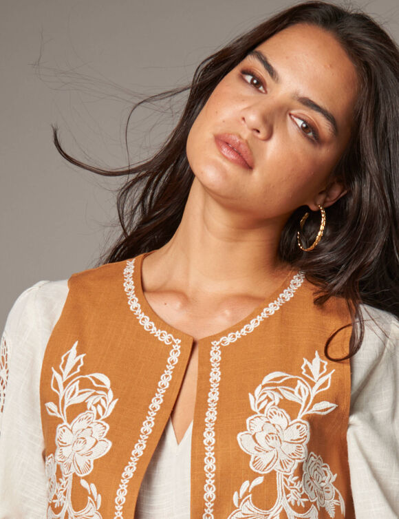 Veste brod&eacute;e sans manches (noisette)
