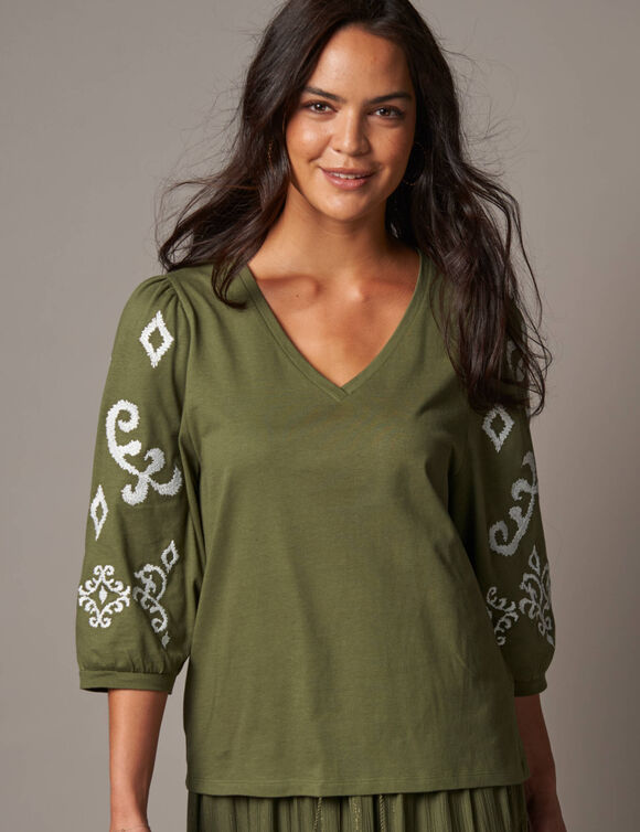 T-shirt col V en coton, manches brod&eacute;es (kaki / &eacute;cru)