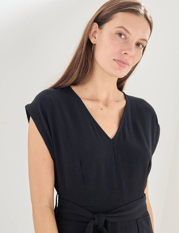Robe longue ceintur&eacute;e, en cr&ecirc;pe uni effet l&eacute;g&egrave;rement froiss&eacute; (noir)