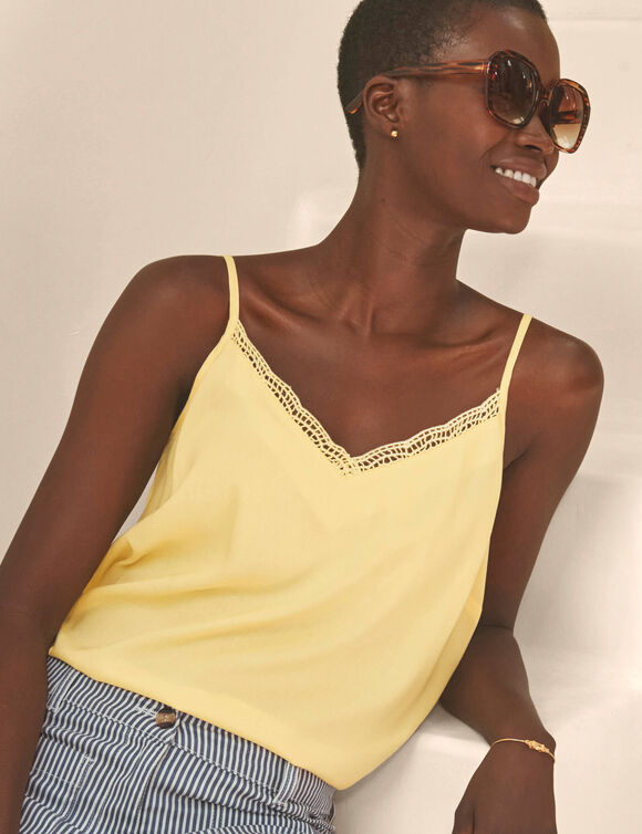 Caraco col V macram&eacute;, bretelles r&eacute;glables (jaune)