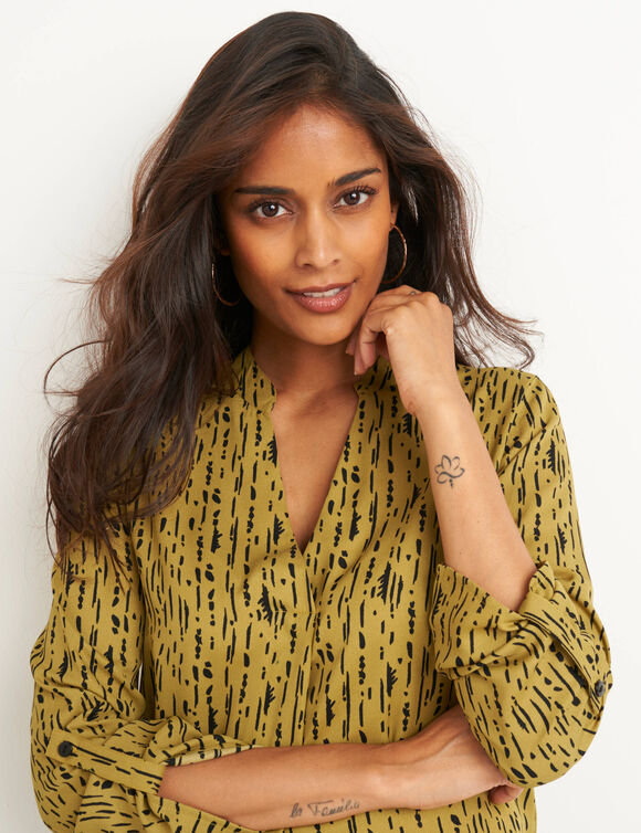 Blouse imprimé graphique col tunisien, crêpe (vert olive / noir)