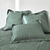Couvre-lit matelass&eacute; microfibre motif g&eacute;om&eacute;trique (vert sauge)