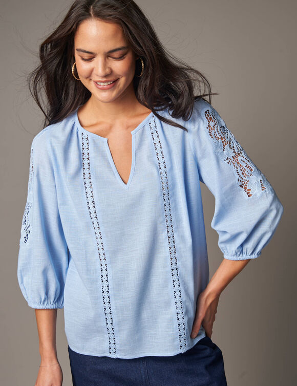 Blouse unie macram&eacute;, manches brod&eacute;es (bleu ciel)