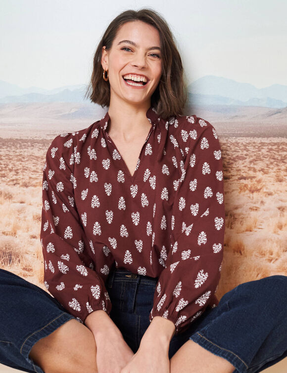 Blouse imprimée col montant, manches blousantes (chocolat / beige)