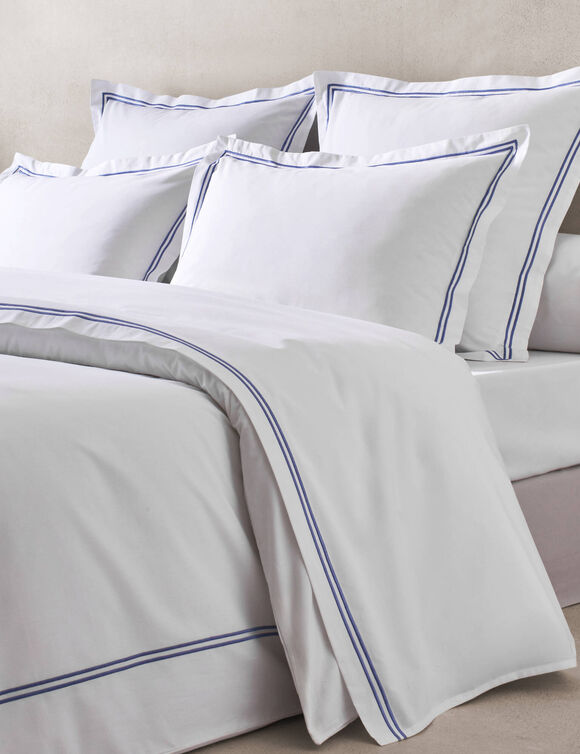 Effen tweepersoonsbeddengoed met dubbele stiknaad &ndash; katoenbatist 80 draden/cm&sup2; (wit / blauw)