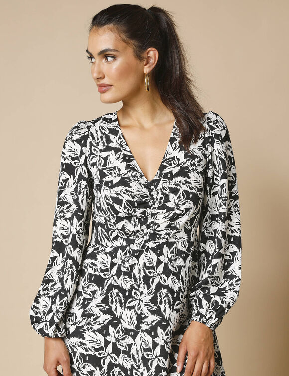Robe longue col V imprimée (noir / écru)