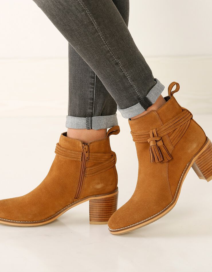 Boots en croûte de cuir à talon et pompons, beige foncé Boots en croûte de cuir à talon et pompons, beige foncé, hi-res image number 6