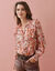 Blouse bedrukt met een kraag met ruches (chocolade / roze)