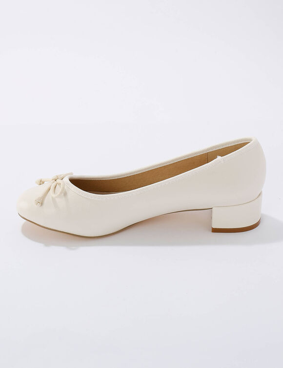 Ballerina's met laag hakje (cr&egrave;me)