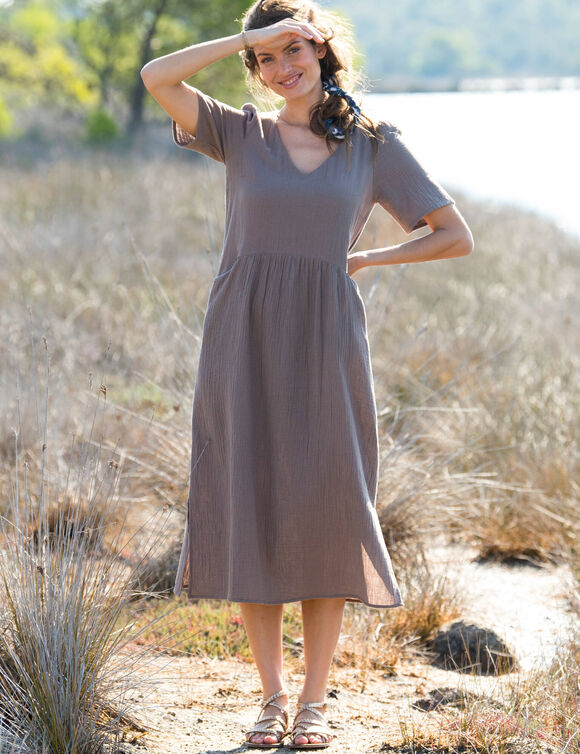 Robe longue unie col V, gaze de coton (taupe)