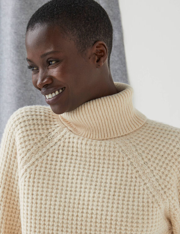 Pull col roul&eacute; en maille fantaisie (&eacute;cru)