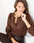 Bloes met goudkleurige stippenprint, in voile (chocolade)