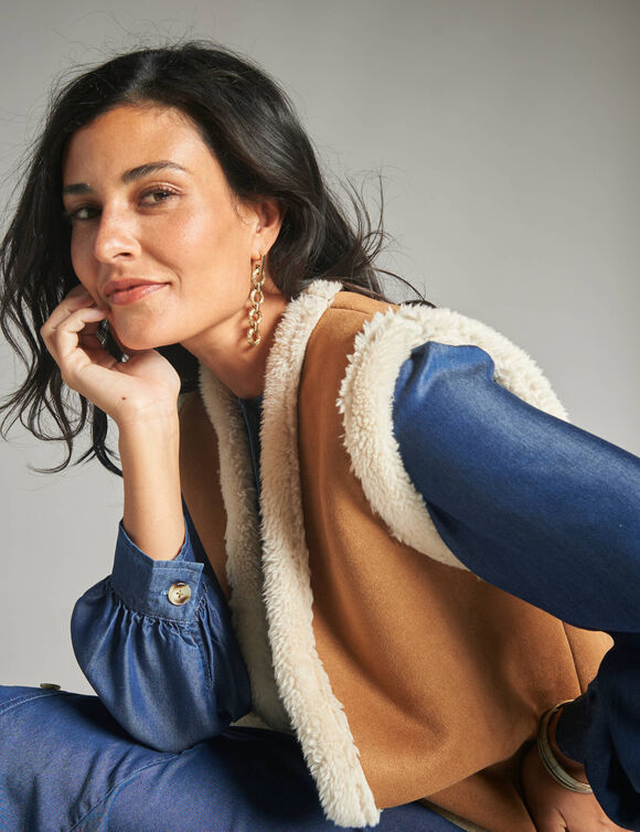 Veste fourrée sans manches, en suédine (caramel)