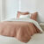 Couvre-lit r&eacute;versible microfibre matelass&eacute;e/sherpa (praline)