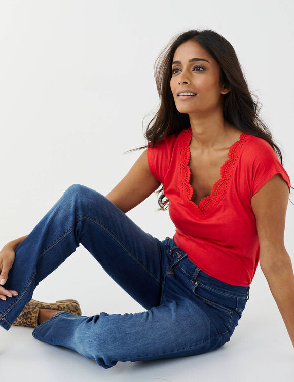 T-shirt uni, col V macram&eacute; (rouge)