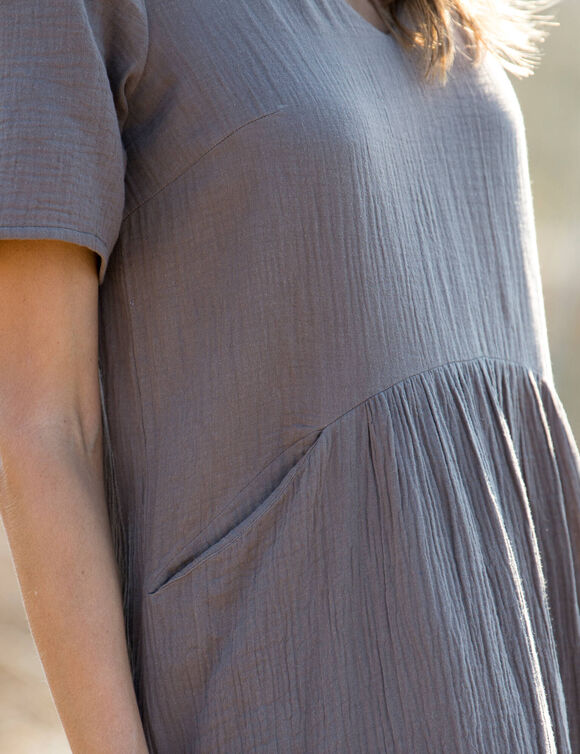 Robe longue unie col V, gaze de coton (taupe)