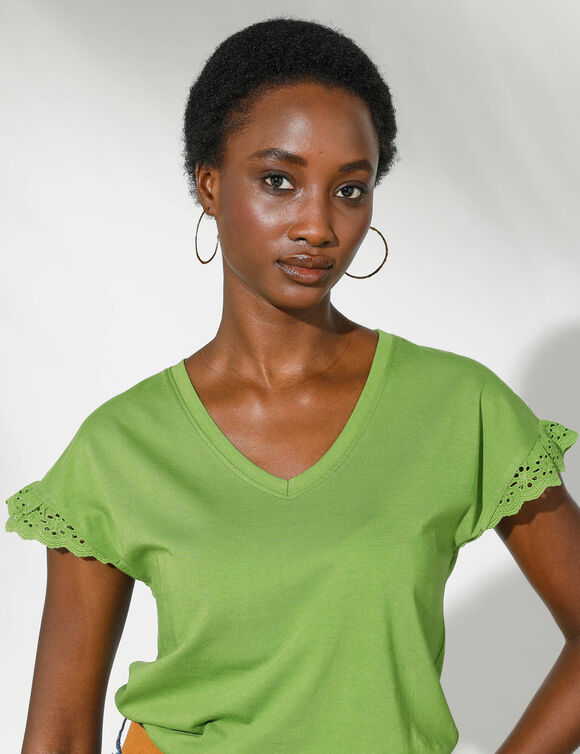T-shirt col V manches courtes, détails broderie anglaise (vert)