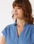 Chemisier manches courtes col volant&eacute;, uni (bleu)