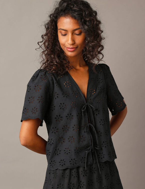 Blouse à nouettes, broderie anglaise (noir)