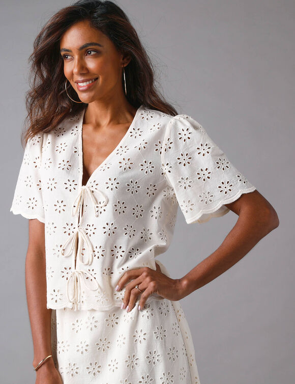 Blouse à nouettes, broderie anglaise (écru)