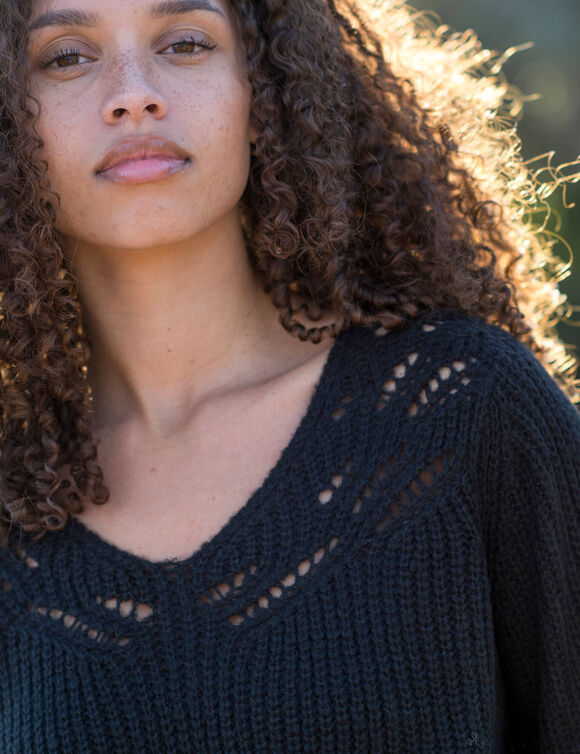 Pull  col V maille anglaise ajourée (noir)