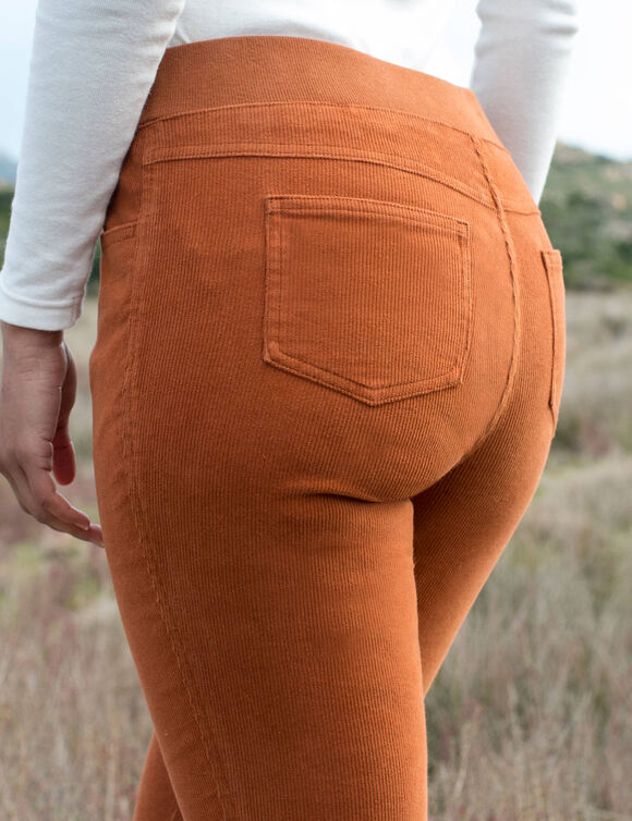 Pantalon droit "ultra-confort", en velours c&ocirc;tel&eacute;  (caramel)