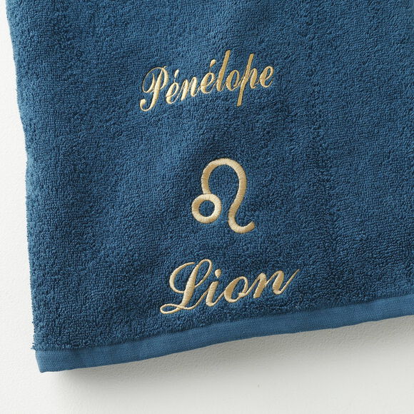 Serviettes de bain brodées Lion personnalisable - 420g/m2 (pauwblauw)