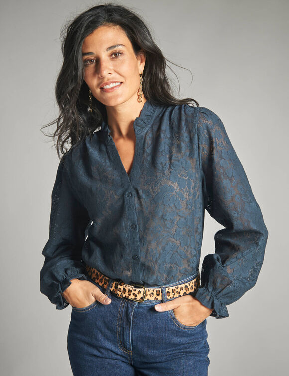 Chemisier en dentelle fleurie, col volanté (indigo)
