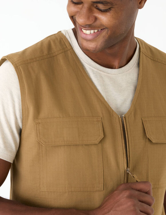 Mouwloos vest met rits en talrijke zakken, in ripstop weefsel (donkerbeige)