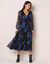 Robe longue volant, voile imprim&eacute; (noir / bleu)
