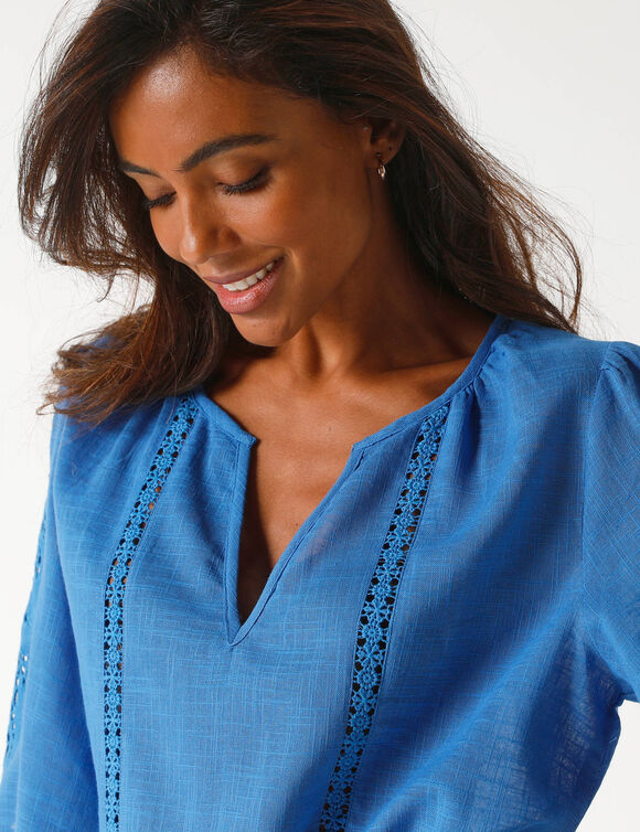 Blouse unie macram&eacute;, manches brod&eacute;es (bleu)