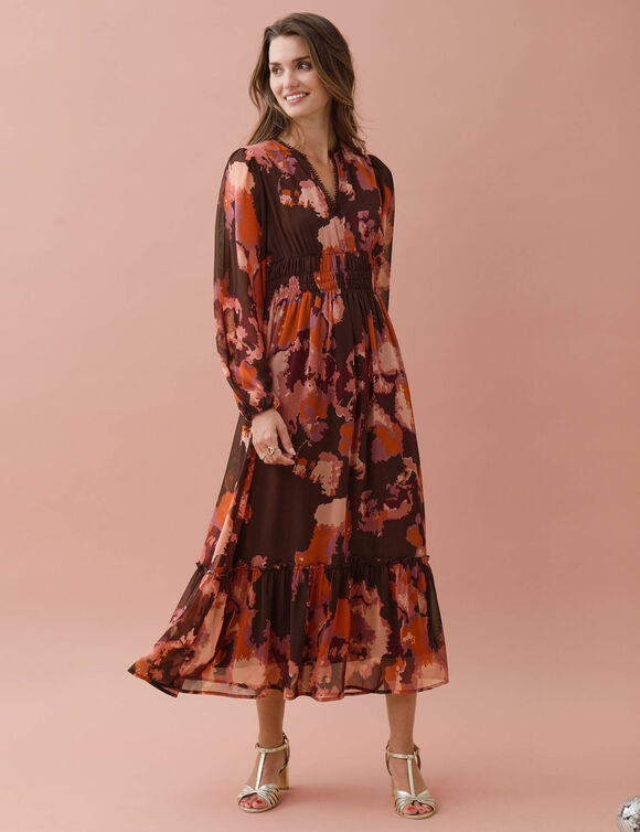 Robe longue volant&eacute;e, voile imprim&eacute; tachiste, taille smock&eacute;e (chocolat / rose)